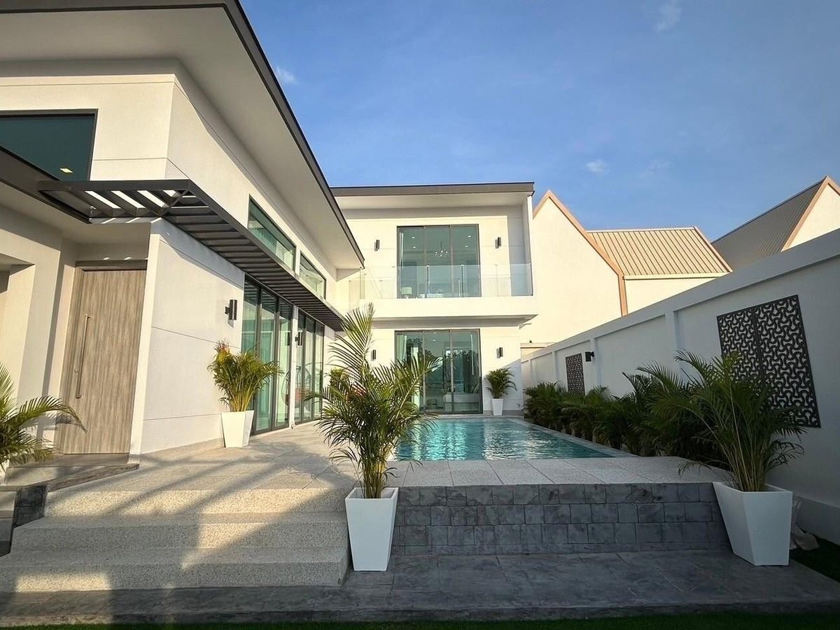 Layan Chak Nok villa courtyard with swimming pool